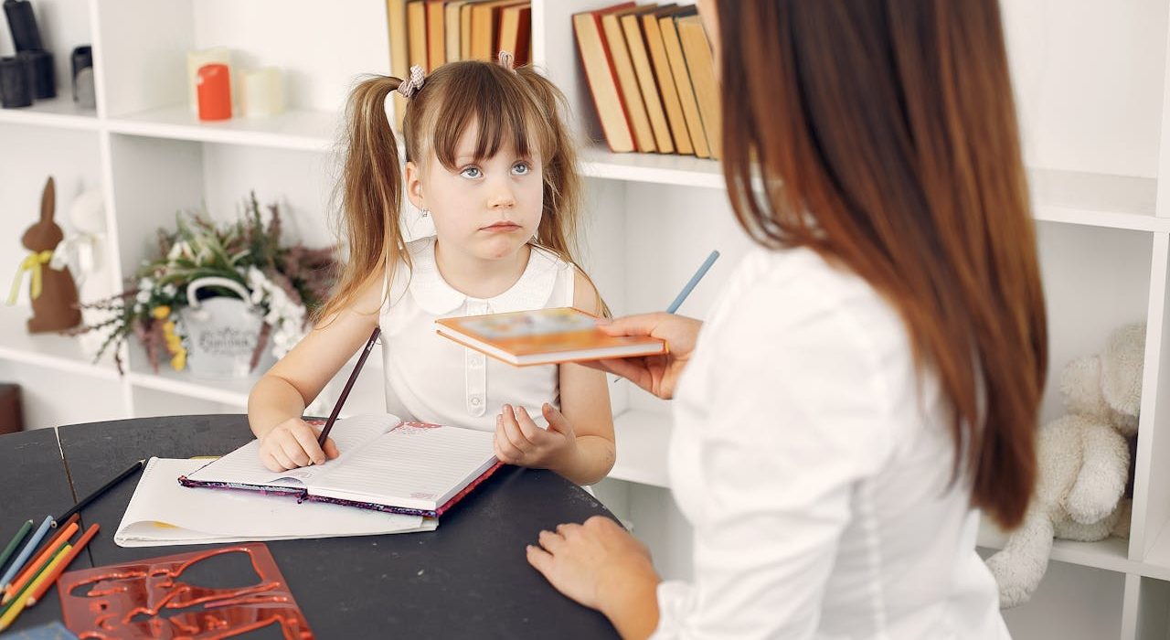 com qual idade a criança aprende o alfabeto